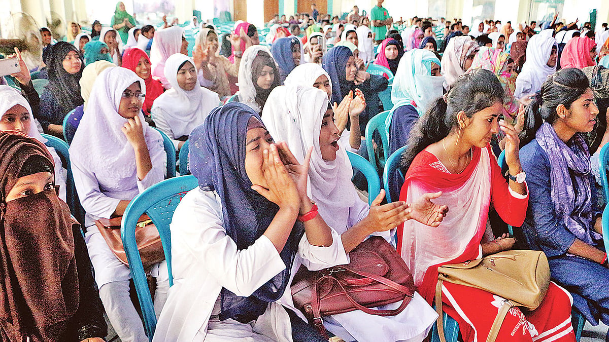 নারায়ণগঞ্জের রূপগঞ্জে সরকারি মুড়াপাড়া কলেজে তারুণে্যর জয়োৎসবে শিক্ষার্থীরা।  প্রথম আলো