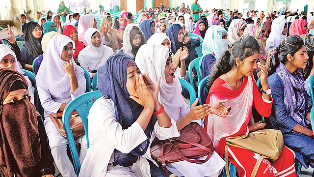 নারায়ণগঞ্জের রূপগঞ্জে সরকারি মুড়াপাড়া কলেজে তারুণে্যর জয়োৎসবে শিক্ষার্থীরা।  প্রথম আলো