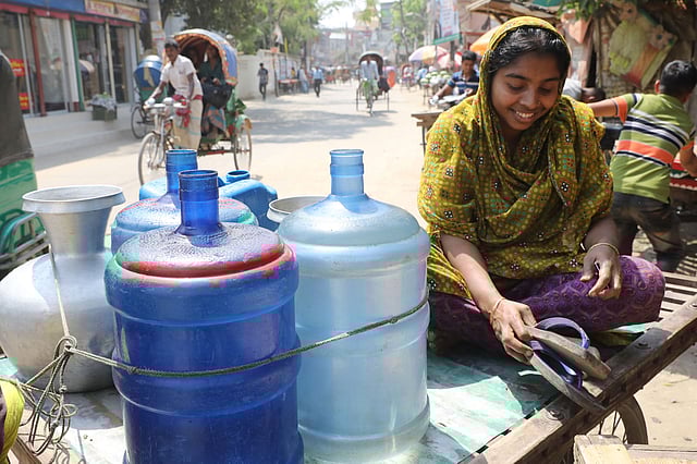 বাড়ির পানি ব্যবহারের উপযোগী নয়। তাই বাসাবোর কদমতলা সংসদ পানির পাম্প থেকে প্রিপেইড কার্ড দিয়ে বিশুদ্ধ পানি কিনে বাড়ি ফিরছেন একজন।