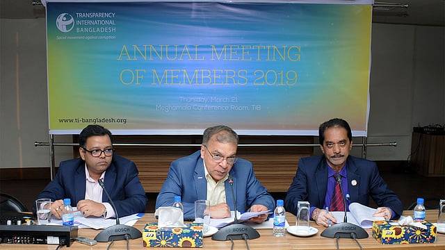 ট্রান্সপারেন্সি ইন্টারন্যাশনাল বাংলাদেশের (টিআইবি) সদস্যদের বার্ষিক সভায় বক্তব্য দিচ্ছেন ইফতেখারুজ্জামান। ছবি: প্রথম আলো