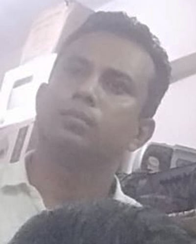 আজ দুপুরে ইয়েলো কালেকশনের এই দোকানি বিশ্ববিদ্যালয়ের এক শিক্ষার্থীকে মারধর করেছেন। মারধর করার পর এই ছবি তোলা। ছবি: সংগৃহীত