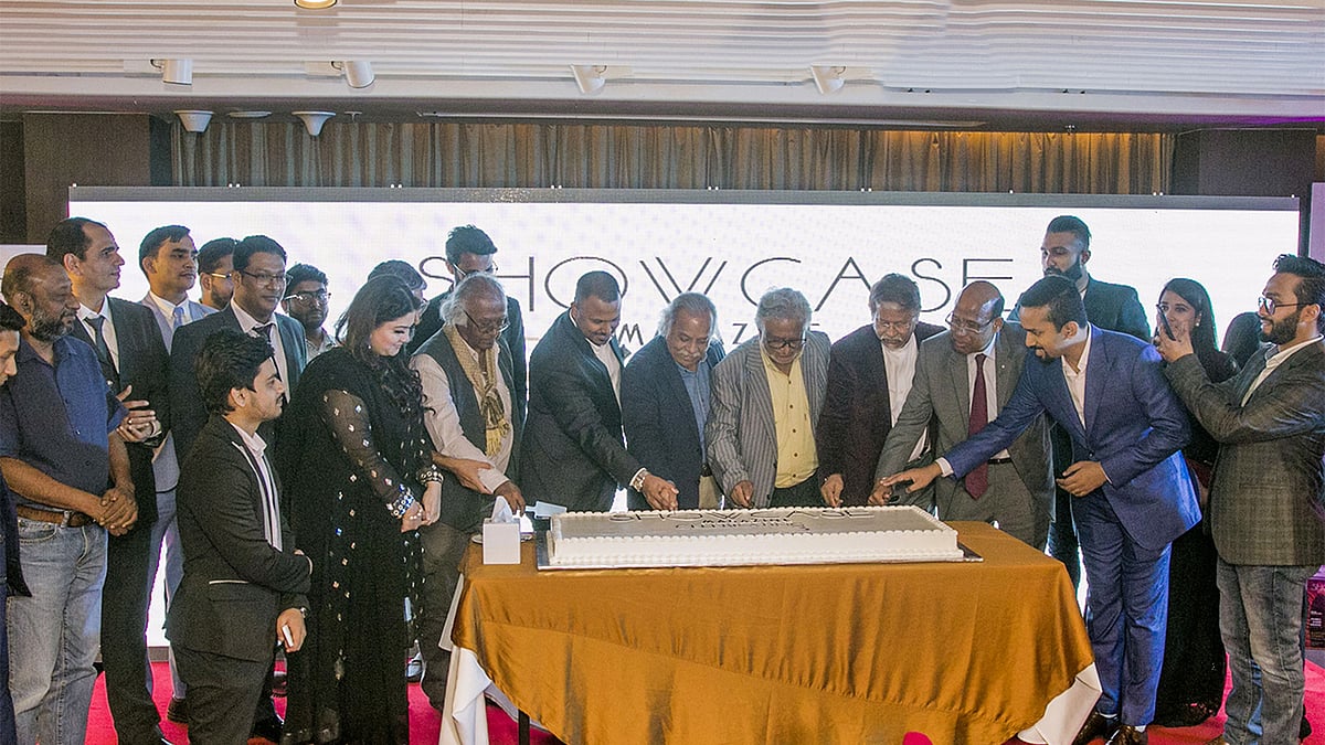 শোকেস সাময়িকীর ওয়েবসাইট উদ্বোধনে প্রতিষ্ঠানের কর্মকর্তারা। ছবি: সংগৃহীত