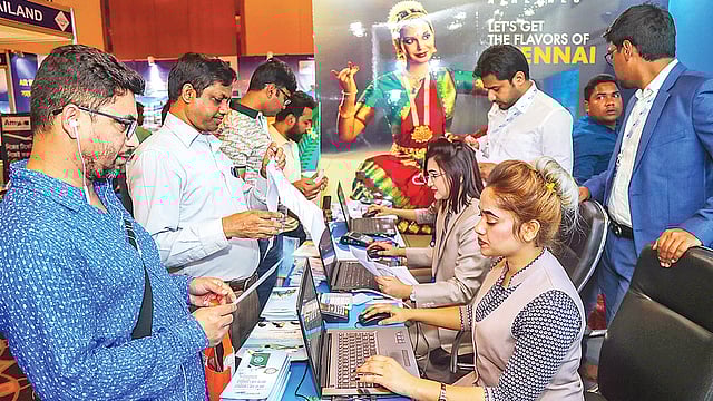 আন্তর্জাতিক পর্যটন মেলায় ইউএস-বাংলা এয়ারলাইনসের স্টলে দর্শনার্থীদের ভিড়। গতকাল রাজধানীর সোনারগাঁও হোটেলে।  ছবি: প্রথম আলো