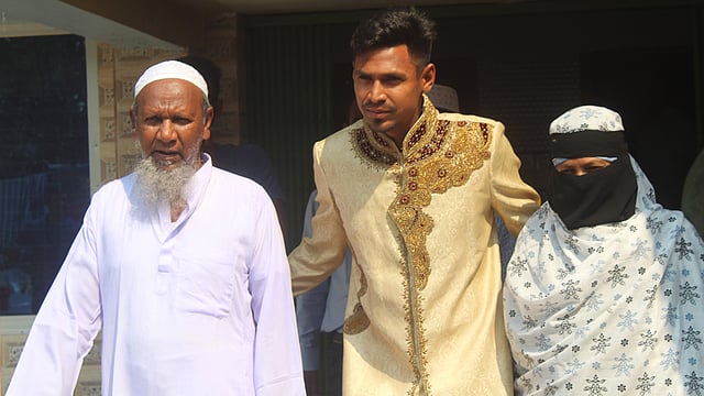 জীবনের নতুন পর্ব শুরু করার আগে মা-বাবার সঙ্গে মোস্তাফিজ। ছবি: কল্যাণ ব্যানার্জি