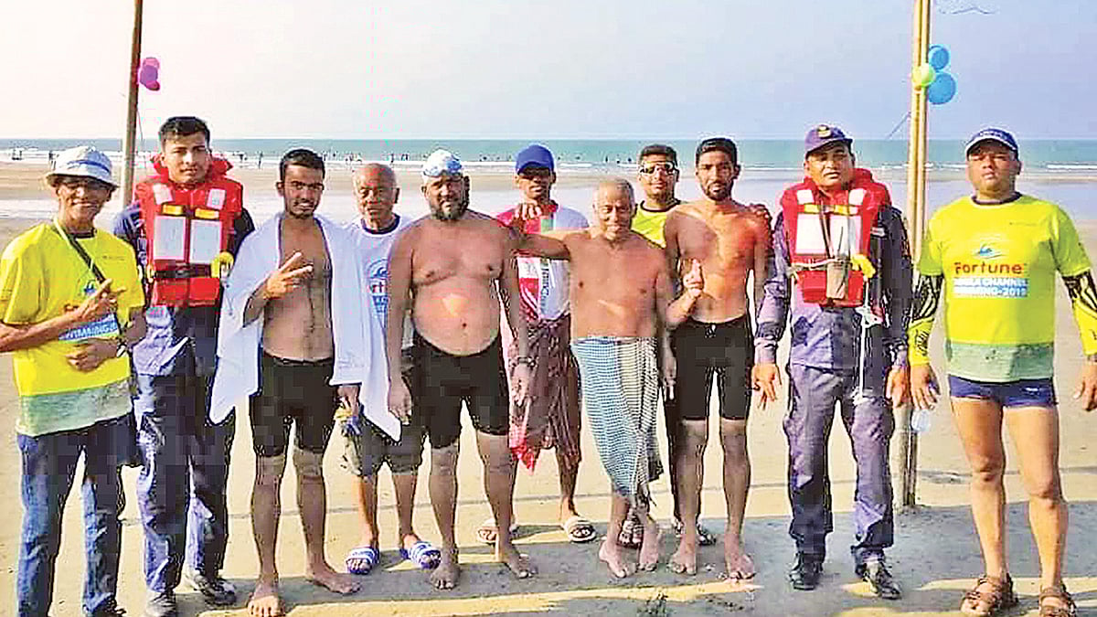 সাঁতরে বাংলা চ্যানেল জয় করলেন ৬৯ বছর বয়সী প্রতিবন্ধী মোহাম্মদ শোয়াইব। (বাঁ থেকে ষষ্ঠ)। গতকাল সেন্ট মার্টিনে। ছবি: প্রথম আলো