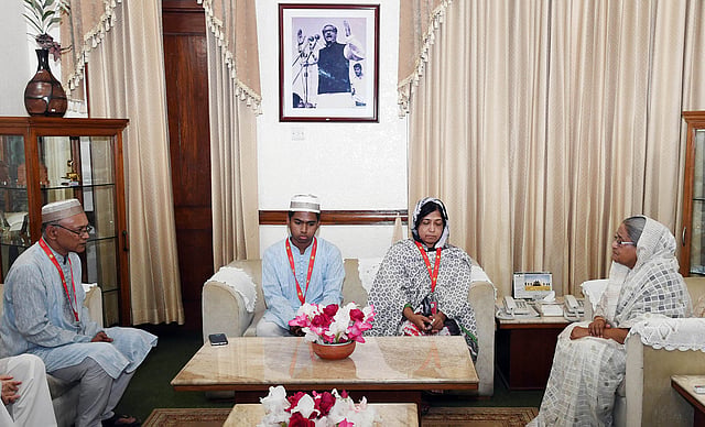 প্রধানমন্ত্রী শেখ হাসিনা বাসচাপায় নিহত বিশ্ববিদ্যালয়ছাত্র আবরার আহমেদ চৌধুরীর পরিবারকে সান্ত্বনা দেন। গণভবন, ঢাকা, ২২ মার্চ। ছবি: পিআইডি