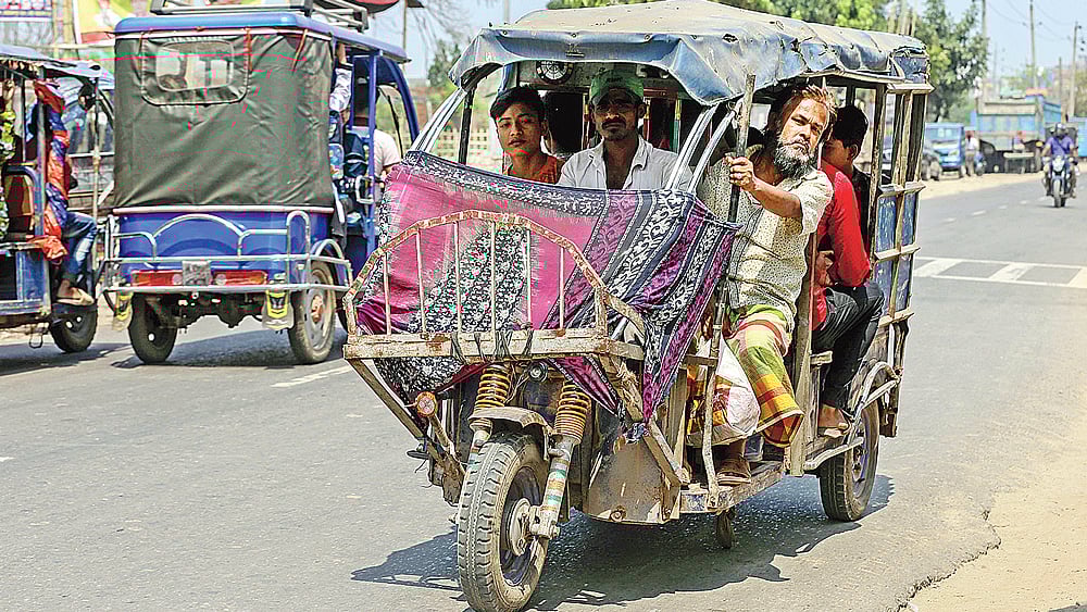 এমন লক্কড়ঝক্কড় গাড়িও চলে রাস্তায়! গতকাল সদরঘাট–গাবতলী বেড়িবাঁধ সড়কে। প্রথম আলো