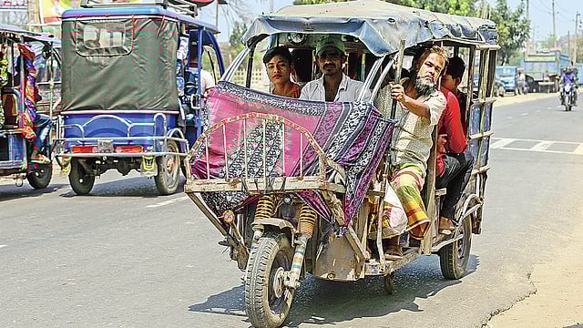 এমন লক্কড়ঝক্কড় গাড়িও চলে রাস্তায়! গতকাল সদরঘাট–গাবতলী বেড়িবাঁধ সড়কে। প্রথম আলো