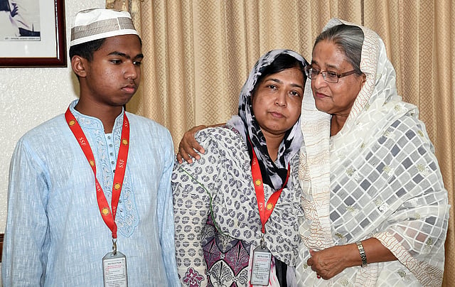 বাসচাপায় নিহত বিশ্ববিদ্যালয়ছাত্র আবরার আহমেদ চৌধুরীর মাকে সান্ত্বনা দেন প্রধানমন্ত্রী শেখ হাসিনা। গণভবন, ঢাকা, ২২ মার্চ। ছবি: পিআইডি