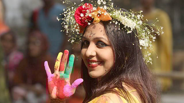 বসন্তের রঙিন সাজে এক নারী। ছবি: আশরাফুল আলম