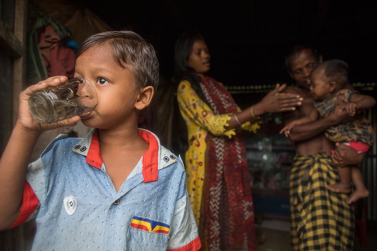 ওয়াটার সাপ্লাই সিস্টেম চালু হওয়ায় বিশুদ্ধ পানি পাচ্ছেন মৌলভীবাজারের রাজারঘাটের টিপাইছড়া চা–বাগানের বাসিন্দারা। ছবি: ওয়াটারএইডের সৌজন্যে