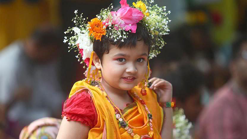 উৎসবে বসন্তের সাজে এসেছে ফুটফুটে শিশুটি। ছবি: সাজিদ হোসেন
