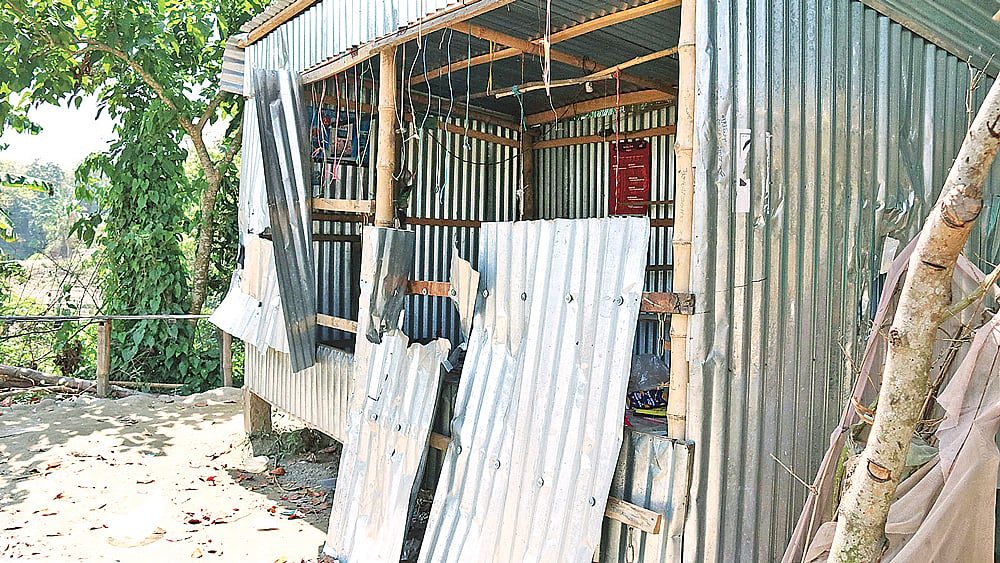 ভাঙচুর করা একটি ঘর। সালথা উপজেলা পরিষদ নির্বাচনের ফল প্রকাশের পর নৌকার সমর্থকদের বাড়িঘরে ভাঙচুর চালানো হয়। বৃহস্পতিবার সকালে সালথার তুগোলদিয়া এলাকায়। প্রথম আলো