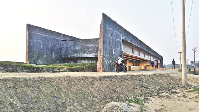 আঙারুয়া : সেতু পাশে রেখে চলাচল করছেন লোকজন। উপজেলার আঙারুয়া এলাকায়।