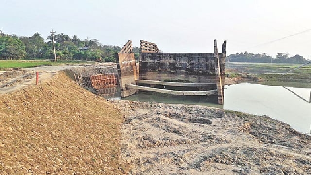 সুখলাইন : সড়ক আর সেতুর মিলন হতে হতেও হয়নি। উপজেলার সুখলাইন এলাকায়।
