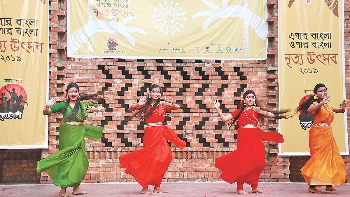 ‘এপার বাংলা ওপার বাংলা’ নৃত্য উৎসবে নৃত্য পরিবেশন করেন শিল্পীরা। গতকাল বিকেলে সিলেটে নগরের রিকাবীবাজার এলাকায় কবি নজরুল অডিটোরিয়ামের মুক্তমঞ্চে।  ছবি: প্রথম আলো