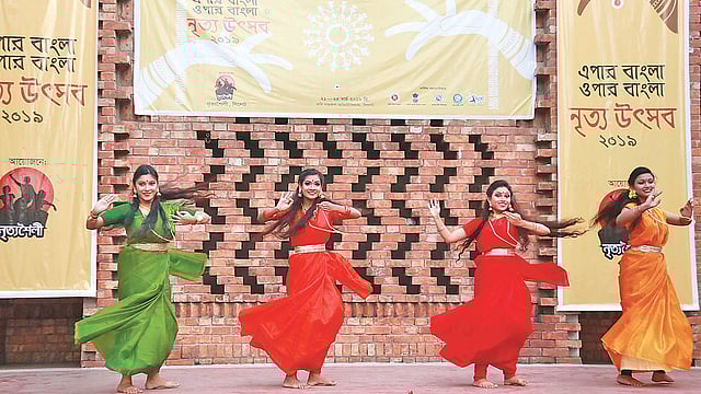 ‘এপার বাংলা ওপার বাংলা’ নৃত্য উৎসবে নৃত্য পরিবেশন করেন শিল্পীরা। গতকাল বিকেলে সিলেটে নগরের রিকাবীবাজার এলাকায় কবি নজরুল অডিটোরিয়ামের মুক্তমঞ্চে।  ছবি: প্রথম আলো