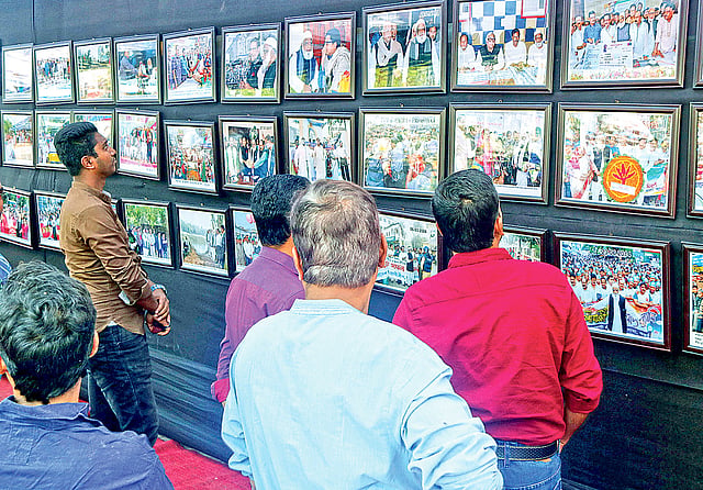 বগুড়া জেলা আওয়ামী লীগের সদ্য প্রয়াত সভাপতি মমতাজ উদ্দিনের স্মরণে দুই দিনব্যাপী আলোকচিত্র প্রদর্শনী শুরু হয়েছে। গতকাল বেলা সাড়ে ১১টায় শহরের সাতমাথা এলাকায়।  ছবি: প্রথম আলো