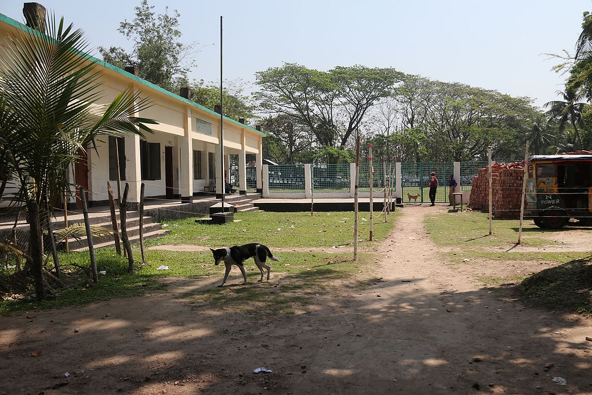 উপজেলা পরিষদ নির্বাচনে বরিশালের বাবুগঞ্জ উপজেলার আগরপুর আলতাফ মেমোরিয়াল মাধ্যমিক বিদ্যালয় কেন্দ্রে ভোটার উপস্থিতি নেই। বাবুগঞ্জ, বরিশাল, ২৪ মার্চ। ছবি: সাইয়ান