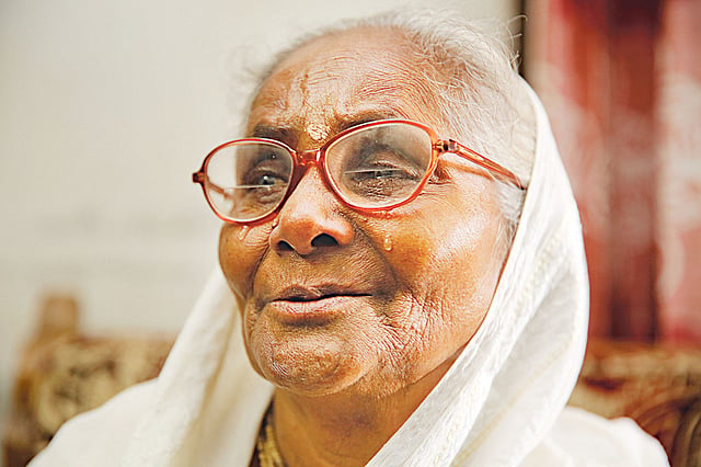 বকুল রানী দাশের স্বামী সুনীল চন্দ্র দাশকে ধরে নিয়ে গুলি করে মেরে ফেলে পাকিস্তানি বাহিনী। সেদিনের স্মৃতিচারণা করতে গিয়ে দুই চোখ ভিজে ওঠে বকুলের। গতকাল দুপুরে।  জাহিদুল করিম