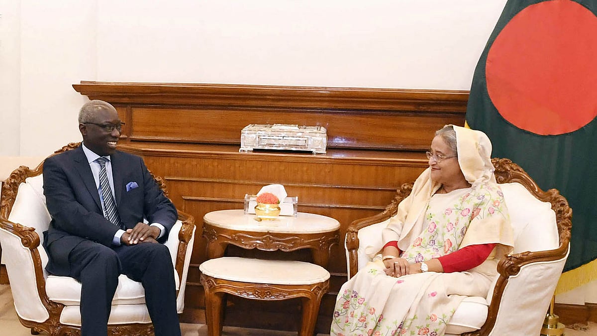 প্রধানমন্ত্রী শেখ হাসিনার সঙ্গে তাঁর তেজগাঁওয়ের কার্যালয়ে সাক্ষাৎ করেন জাতিসংঘের আন্ডার সেক্রেটারি জেনারেল এবং প্রিভেনশন অব জেনোসাইড–বিষয়ক বিশেষ উপদেষ্টা অ্যাডামা ডিয়েঙ্গ। ঢাকা, ২৪ মার্চ। ছবি: পিআইডি
