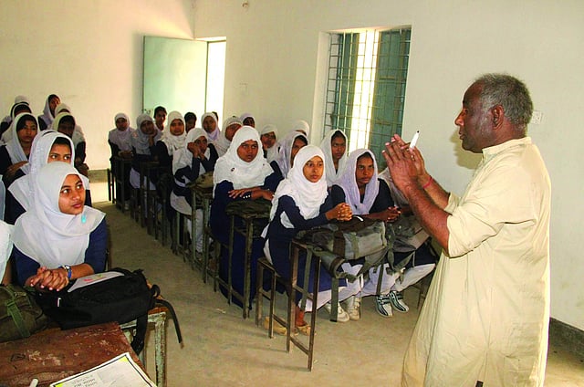 বিমল পালের গল্পে মশগুল শিক্ষার্থীরা