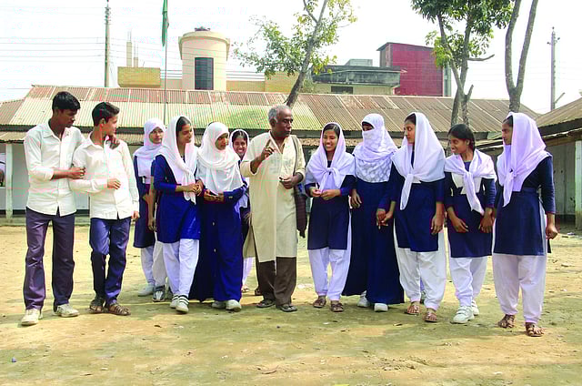 স্কুলে স্কুলে ঘুরে শিক্ষার্থীদের বাঙালির বীরত্বের গল্প শোনাচ্ছেন মুক্তিযোদ্ধা বিমল পাল