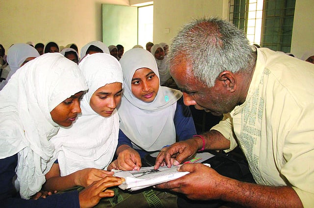 ছবি এঁকে ঘটনাস্থল সম্পর্কে ধারণা দিচ্ছেন বিমল পাল