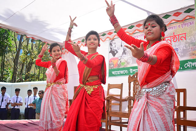 অনুষ্ঠানে নৃত্য পরিবেশন করছে শিক্ষার্থীরা। ছবি: শিমুল তরফদার