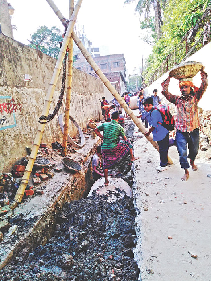 দক্ষিণ কুনিপাড়া এলাকায় নালা তৈরি ও সড়ক সংস্কারের কাজ চলছে। প্রথম আলো
