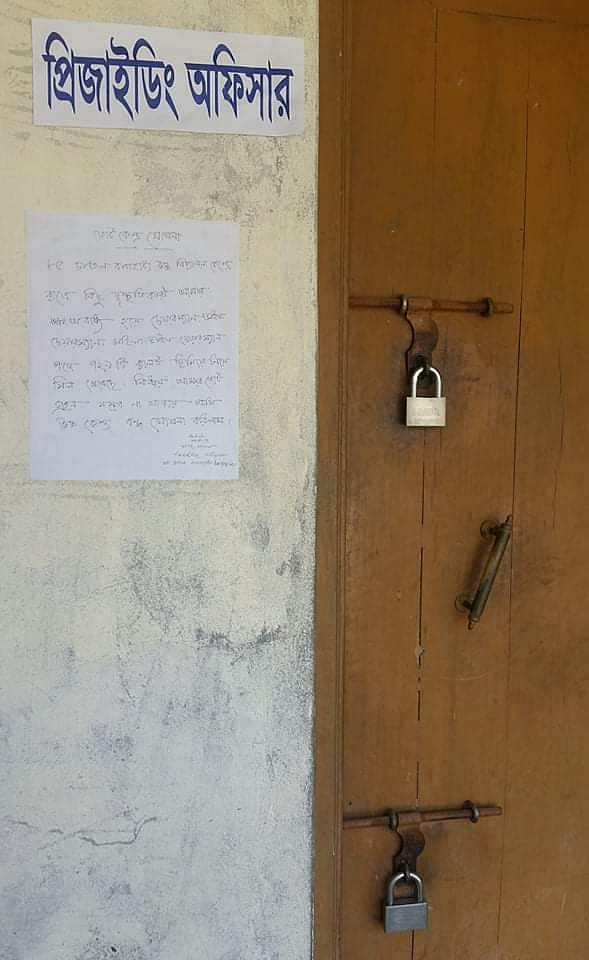 কটিয়াদীর বাগাহাটা উচ্চ বিদ্যালয় কেন্দ্রে ভোট স্থগিত করে চলে গেছেন প্রিসাইডিং কর্মকর্তা শাহ আলম। বিদ্যালয়ের একটি কক্ষের সামনে তাঁর স্বাক্ষর করা নোটিশ। ছবি: তাফসিলুল আজিজ