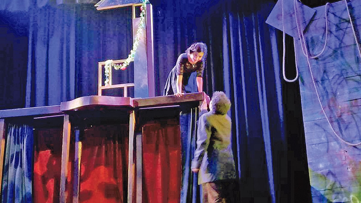 রোমিও জুলিয়েট নাটকের দৃশ্য। গতকাল  শিল্পকলার মিলনায়তনে।  প্রথম আলো
