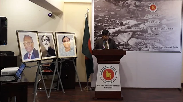 আলোচনা অনুষ্ঠানে বক্তব্য দিচ্ছেন মো. লুৎফর রহমান