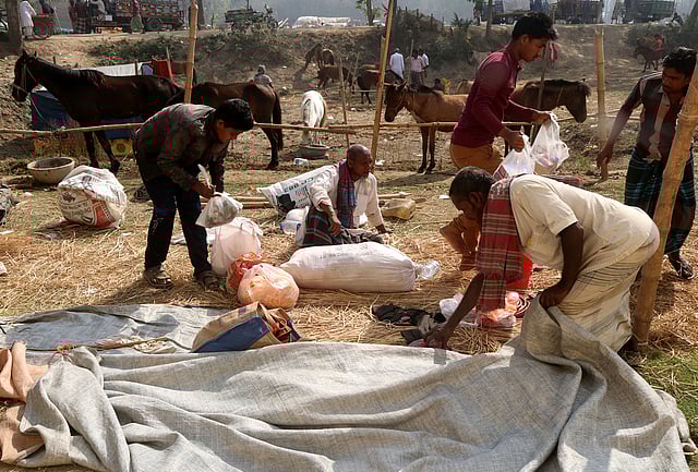 মেলা ভেঙে গেছে। তাই সবকিছু গুছিয়ে বাড়ির ফেরার প্রস্তুতি নিচ্ছেন আগত ব্যক্তিরা।