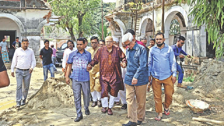 গতকাল দুপুরে সিলেটের ঐহিত্যবাহী স্থাপনা আবু সিনা ছাত্রাবাস পরিদর্শনে যান সাবেক অর্থমন্ত্রী আবুল মাল আবদুল মুহিত। ছবি: প্রথম আলো