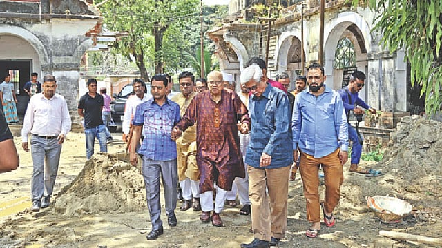 গতকাল দুপুরে সিলেটের ঐহিত্যবাহী স্থাপনা আবু সিনা ছাত্রাবাস পরিদর্শনে যান সাবেক অর্থমন্ত্রী আবুল মাল আবদুল মুহিত।  ছবি: প্রথম আলো