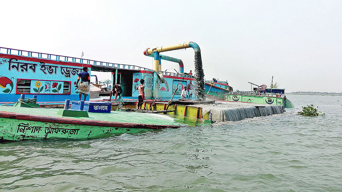সোনারগাঁ উপজেলার আনন্দবাজার এলাকায় মেঘনা নদীতে ড্রেজার দিয়ে বালু বাল্কহেডে তোলা হচ্ছে। শনিবার সকালে তোলা।  ছবি: প্রথম আলো