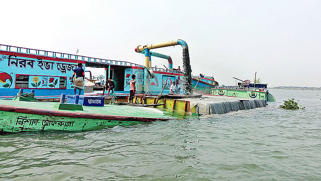 সোনারগাঁ উপজেলার আনন্দবাজার এলাকায় মেঘনা নদীতে ড্রেজার দিয়ে বালু বাল্কহেডে তোলা হচ্ছে। শনিবার সকালে তোলা।  ছবি: প্রথম আলো