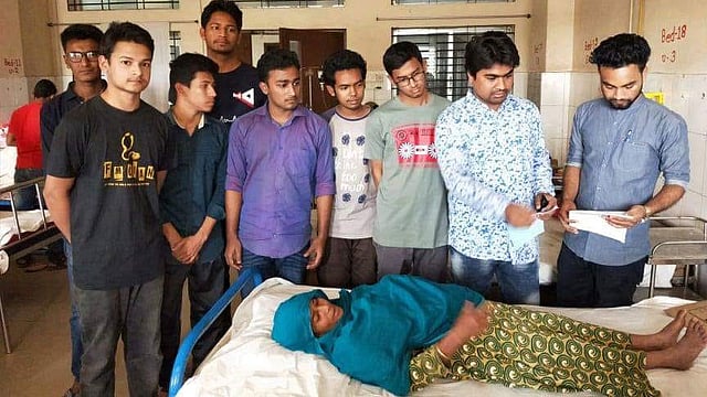 মাকসুদা বেগমের পাশে ছাত্রলীগের নেতারা। ছবি: প্রথম আলো