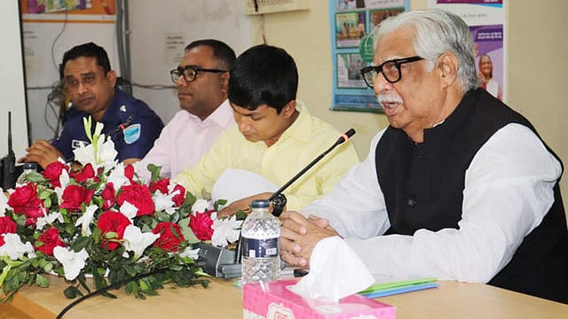 মৌলভীবাজার-২ (কুলাউড়া উপজেলা) আসনের সাংসদ সুলতান মোহাম্মদ মনসুর আহমদ কুলাউড়া উপজেলার উন্নয়ন কর্মকাণ্ড ও আইনশৃঙ্খলা বিষয়ে সরকারি কর্মকর্তাদের সঙ্গে মতবিনিময় সভায় অংশ নেন। ছবি: প্রথম আলো