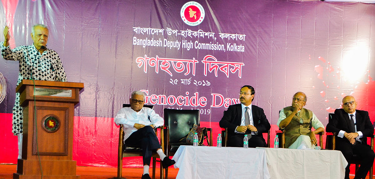 ‘গণহত্যা দিবস’ পালন অনুষ্ঠানের মঞ্চে বিশিষ্টজনেরা। ২৫ মার্চ, কলকাতা, ভারত। ছবি: ভাস্কর মুখার্জি