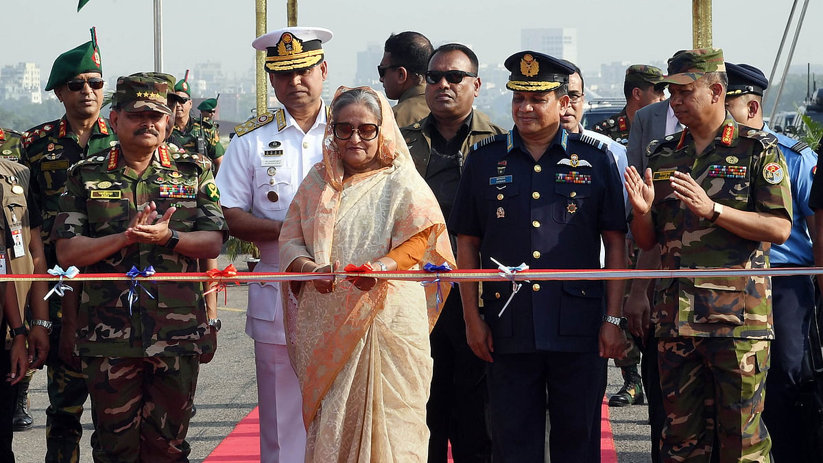 ফিতা কেটে সপ্তাহব্যাপী সেনা, নৌ ও বিমানবাহিনীর সম্মিলিত সমরাস্ত্র প্রদর্শনীর উদ্বোধন করেন প্রধানমন্ত্রী শেখ হাসিনা। ২৪ মার্চ, জাতীয় প্যারেড স্কয়ার গ্রাউন্ড, ঢাকা। ছবি: পিআইডি