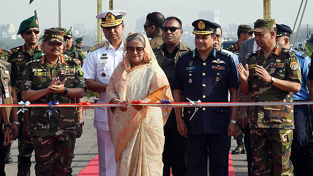 ফিতা কেটে সপ্তাহব্যাপী সেনা, নৌ ও বিমানবাহিনীর সম্মিলিত সমরাস্ত্র প্রদর্শনীর উদ্বোধন করেন প্রধানমন্ত্রী শেখ হাসিনা। ২৪ মার্চ, জাতীয় প্যারেড স্কয়ার গ্রাউন্ড, ঢাকা। ছবি: পিআইডি