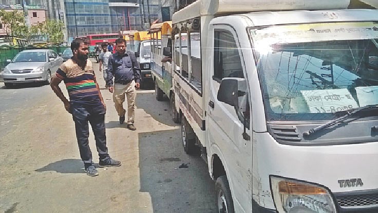 সার বেঁধে যাত্রীর অপেক্ষায় লেগুনা। গতকাল শ্যামলী মোড়ে। ছবি: প্রথম আলো