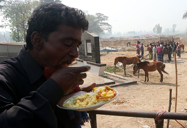তখন ভর দুপুর। এক ফাঁকে খাবার খেয়ে নিচ্ছেন এক ঘোড়াওয়ালা।