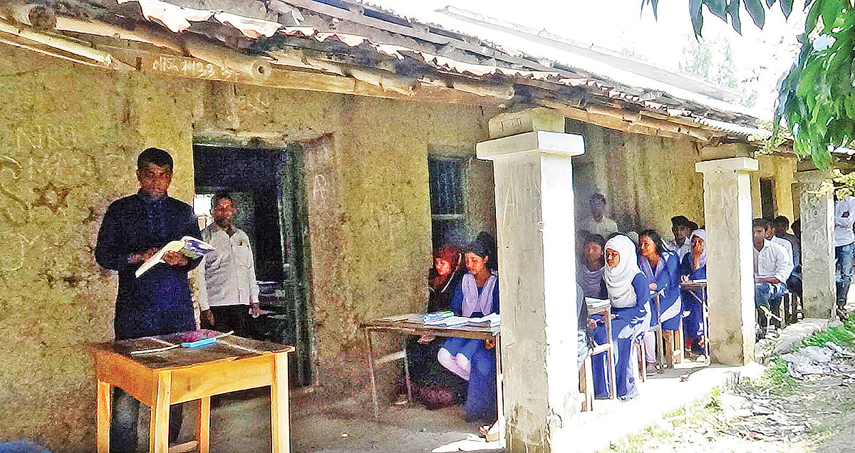 নওগাঁর রানীনগর উপজেলার পারইল উচ্চবিদ্যালয়ের বারান্দায় পাঠদান চলছে। ছবিটি সম্প্রতি তোলা।  প্রথম আলো