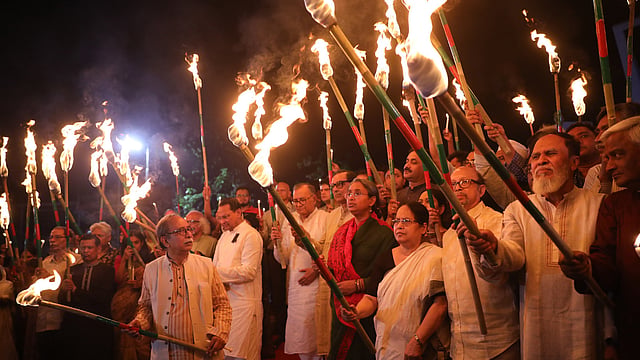 একাত্তরের ঘাতক দালাল নির্মূল কমিটি আয়োজিত আলোর মিছিলে মশাল হাতে সমাজের সর্বস্তরের মানুষ। কেন্দ্রীয় শহীদ মিনার থেকে মিছিলটি শুরু হয়।