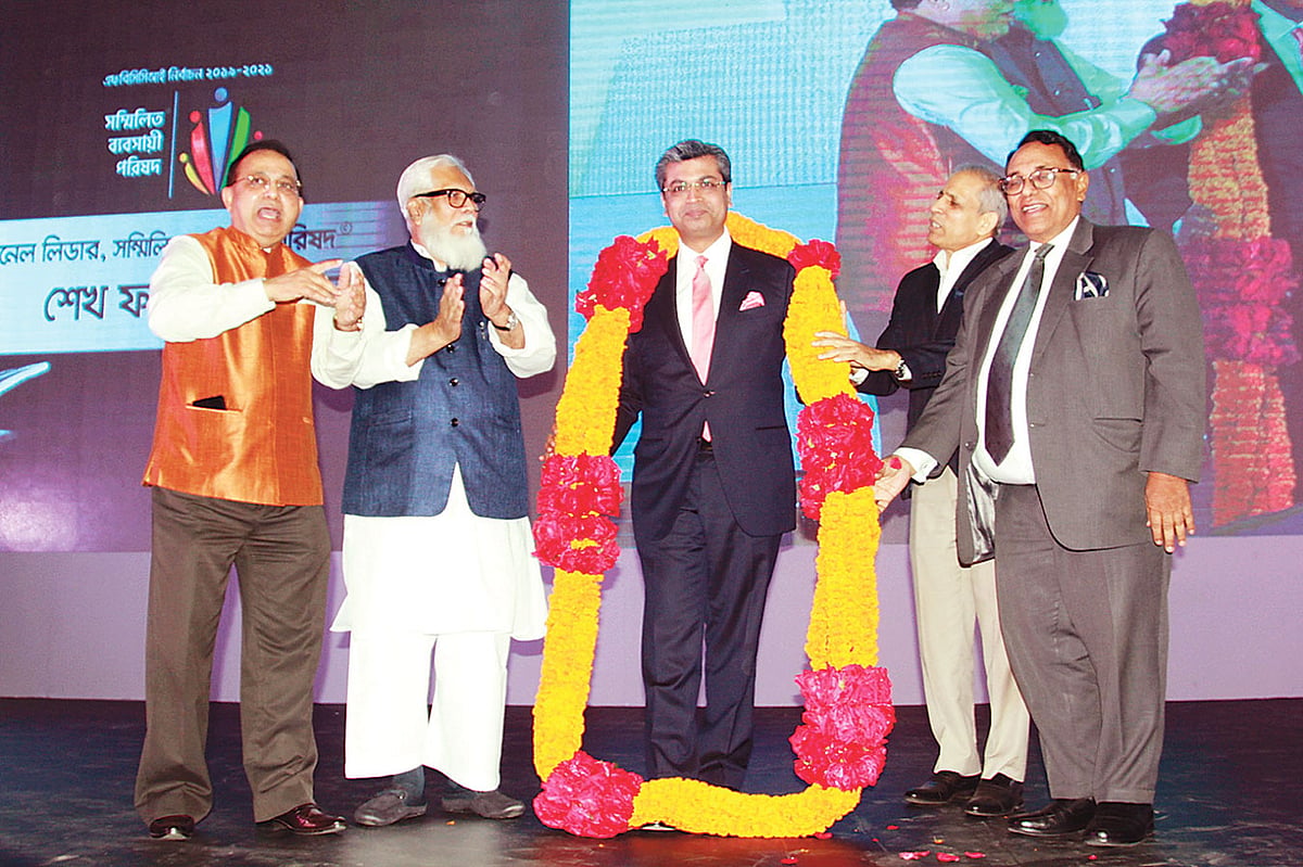 এফবিসিসিআই নির্বাচনে সম্মিলিত ব্যবসায়ী পরিষদের প্যানেল পরিচিতি অনুষ্ঠানে সভাপতি প্রার্থী শেখ ফজলে ফাহিমকে ফুলের মালা পরিয়ে দেন বর্তমান সভাপতি শফিউল ইসলাম মহিউদ্দিন। পাশে ছিলেন প্রধানমন্ত্রীর বেসরকারি শিল্প ও বিনিয়োগ উপদেষ্টা সালমান এফ রহমান, এফবিসিসিআইয়ের সাবেক সভাপতি মীর নাসির হোসেন ও আবদুল মাতলুব আহমাদ। গত রোববার রাতে রাজধানীর আইসিসিবিতে।  ছবি: প্রথম আলো