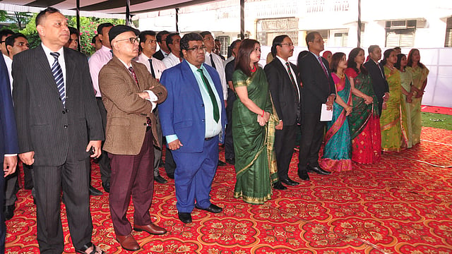 কলকাতা উপহাইকমিশনে বাংলাদেশের জাতীয় সংগীতে অংশ নেন তাঁরা। ভারত, ২৬ মার্চ। ছবি: ভাস্কর মুখার্জি
