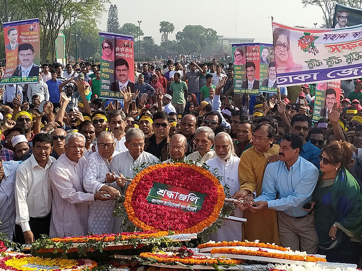 বিএনপির পক্ষ থেকে জাতীয় স্মৃতিসৌধে শ্রদ্ধা নিবেদন। ছবি: মাইদুল ইসলাম